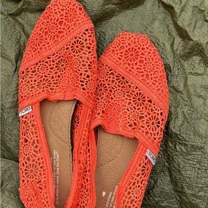 Super cute flat toms!